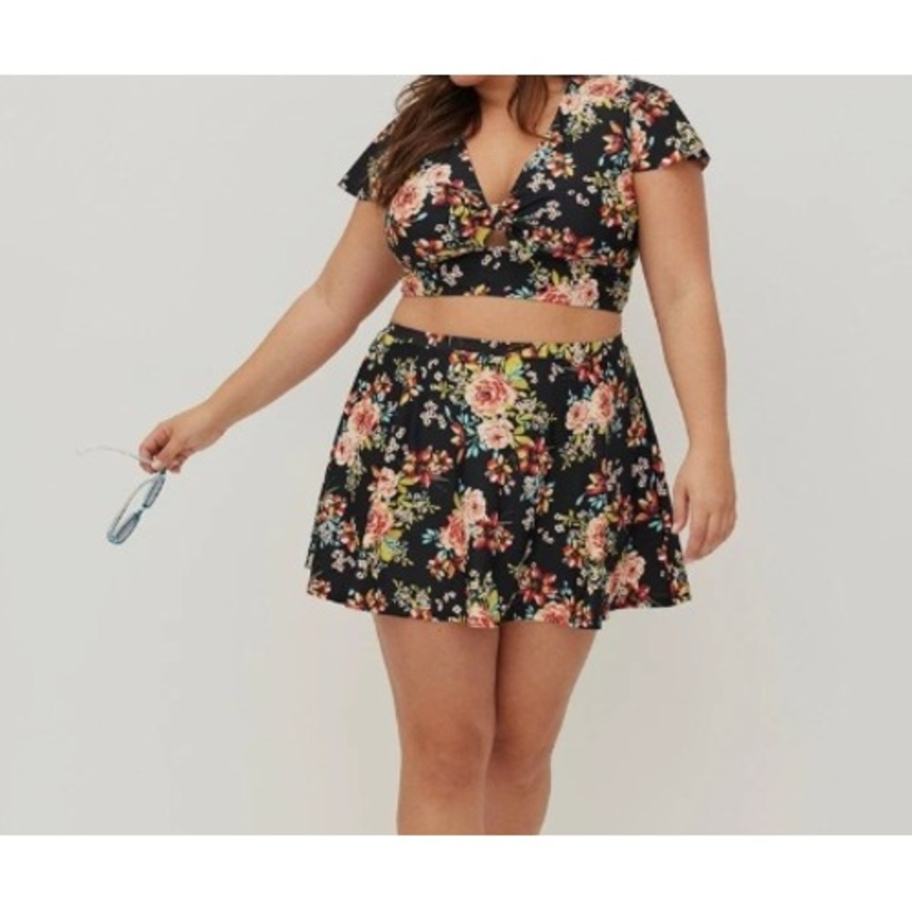 Torrid Swimsuit Set Size 0 Black Floral Flutter Sleeve Bikini Skirted Bottom